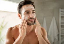 SPF-ul care lasă urme albe se aplică uniform cu pașii potriviți SPF-ul care lasă urme albe se aplică uniform cu pașii potriviți