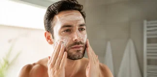 SPF-ul care lasă urme albe se aplică uniform cu pașii potriviți SPF-ul care lasă urme albe se aplică uniform cu pașii potriviți